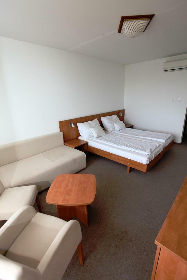 Aranypart Hotel Siofok Ngoại thất bức ảnh