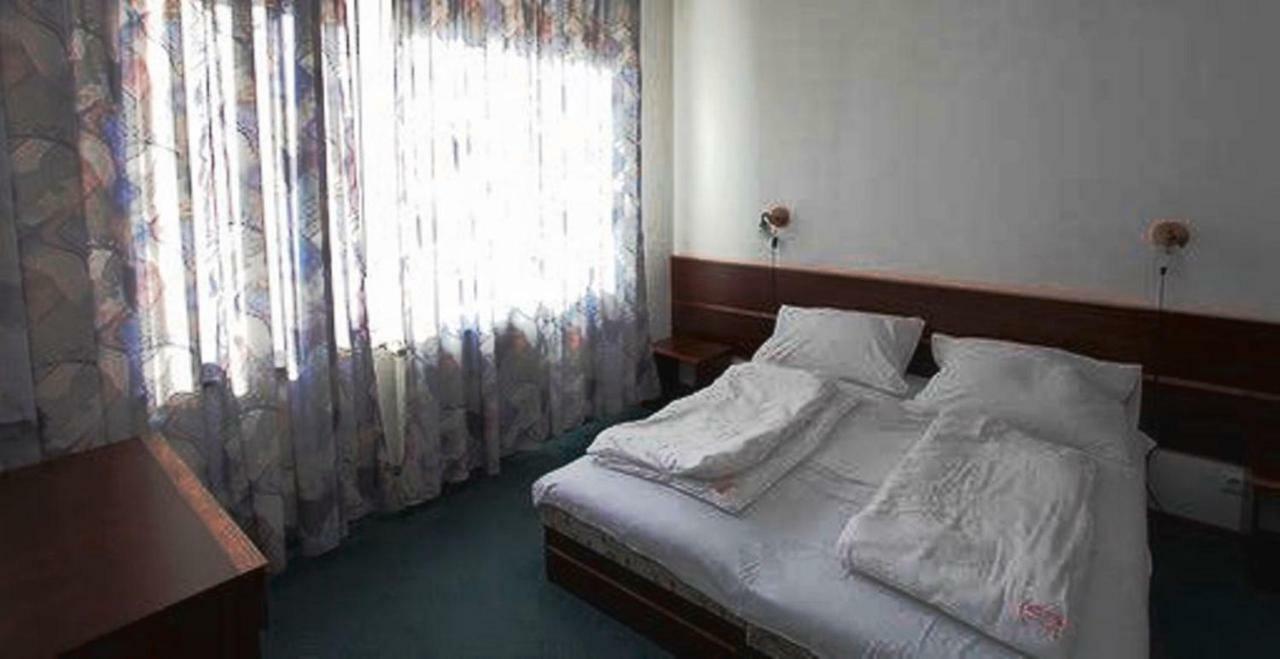 Aranypart Hotel Siofok Ngoại thất bức ảnh